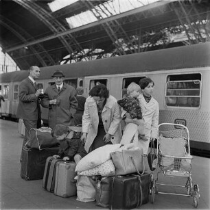 Leipzig. Hauptbahnhof. Reisende auf einem Bahnsteig wartend