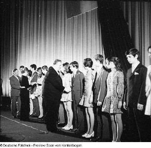 Jugendweihe und Jugendstunden (Offizierswerber, Konzert, Bildnis und Gruppenbildnis, Besuch bei Eva Schulze-Knabe, Feier, offiziell und im Familienkreis, vor dem Rundkino, Konzentrationslager Buchenwald, Weimar, Sternwarte, ausländische Musikensemble)