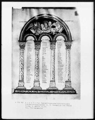 Evangeliar — Kanontafel mit drei Evangelistensymbolen, Folio 19verso