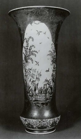 Vase mit blauem Fond und Chinoiserien