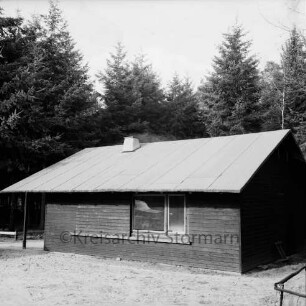 Sporteinrichtungen: Sportlerheim des Tangstedter Sportvereins von 1950 e.V.: dahinter Wald