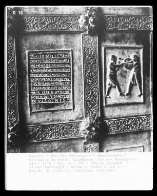 Bronzetür mit Heiligen und der Passion Christi: Inschrifttafel