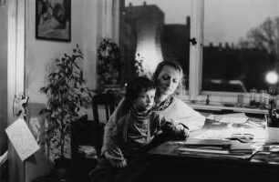 Nadja Göschel (Sekretärin/Umschülerin zur Fremdsprachensekretärin) mit ihrem Sohn Ludwig Göschel am Schreibtisch