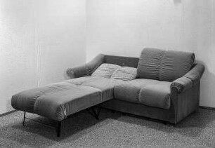 Sofa : Leipzig. Konsumgütermesse, 1986. Sofa. Holz, Polsterung mit Mischgewebebezug (1986; VEB Möbelkombinat Berlin (MKB))