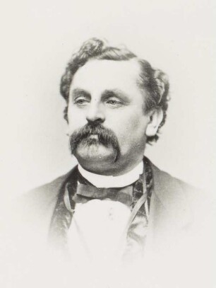 Porträt Louis Plagge (1821-1894; Solotänzer). Albuminabzug auf Karton (Carte-de-visite mit Atelieraufdruck verso)