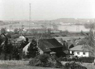 Schmölln-Putzkau. Ortsteilansicht Schmölln. Blick vom Oberhofberg über Eisenbahnlinie und Umspannwerk