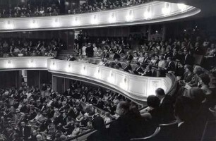 Innenansicht Opernhaus Düsseldorf (Deutsche Oper am Rhein) Zuschauerraum mit Publikum