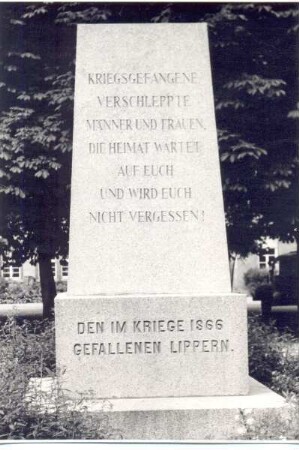 Rohdewalddenkmal. Detmold, Schlossplatz. Das ursprünglich für die im Krieg von 1866 gefallenen Lipper errichtete Denkmal. wurde nach dem 2. Weltkrieg in ein Mahnmal für Vrmisste und Kriegsgefangene. umgewandelt.