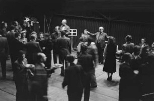 Aufnahmen der Proben zu "Don Giovanni" von Wolfgang Amadeus Mozart mit Dirigent Joseph Keilberth und Intendant Legal. Deutsche Staatsoper Berlin : Ernst Legal (hinten, Mitte) erteilt Regieanweisungen