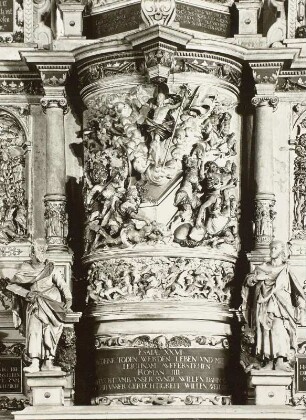 Mittelstück der Hauptstaffel mit Relief der Auferstehung
