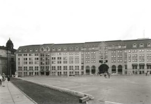 Dresden. Hotel "Dresdner Hof" (heute Hotel Hilten) an der Frauenkirche (1989/90; Lewin). Haupteingangsfront über den Hotelparkplatz von Süden