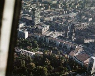 Luftaufnahme, Blick von Norden auf den Breitscheidplatz. Berlin-Charlottenburg, Budapester Straße, Tauentzienstraße
