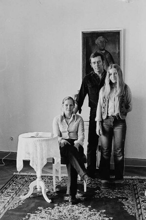 Der Grafiker Walter Herzog mit seiner Familie