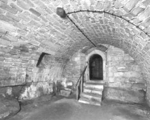 Königstein. Festung. Kommandantenhaus (1589-1591). Raum No. 2 mit Tür und kleiner Treppe (2. Untergeschoß)