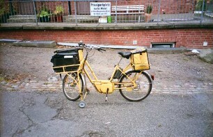 Reimer-Hansen-Straße: Postfahrrad auf Fußweg zwischen der Bahnhofsstraße und der Mewesstraße