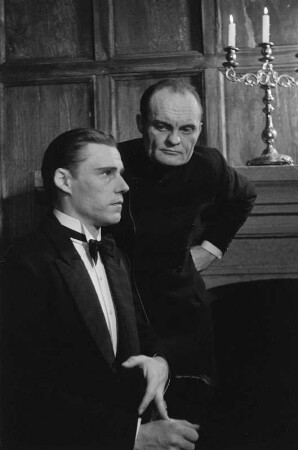 Szenenbilder aus dem Drama "Ein Inspektor kommt" von John Bonyton Priestley im Theater am Schiffbauerdamm Berlin : Szene mit Max Eckard (links) und Alfred Schieske als Inspektor Goole (rechts)