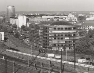 Ammonhof : Ammonhof (1997; IOP (Ingenhoven, Overdiek und Partner)). Blick von der Dachterrasse des Studentenwohnheims, Budapester Straße 22, links das World Trade Center (WTC)