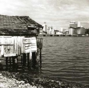 Recife, Brasilien. Favela. Blick gegen das Stadtzentrum mit Hochhaus