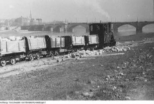 Dresden, u.a. Biergarten an der Augustusbrücke - Elbufer - Dr.-Rudolf-Friedrichs-Brücke (Carolabrücke), Vorbereitungen zum Neubau - Trümmerbahn - Neustädter Markt - Semperoper, April 1952