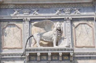 Venedig - Markuslöwe : An der Fassade der Scuola Grande di San Marco ist dieser große steinerne Markuslöwe zu sehen. Aufgenommen am 24. Juni 2010 in Venedig