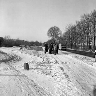 Landesstraße L 82 zwischen Elmenhorst und Kayhude: Ausbau: Gemeindevertreter bei technischer Abnahme auf Radweg: dahinter Fahrzeug der Straßenmeisterei: rechts Baumreihe: Winter