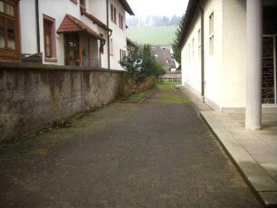 Kirchhof im Norden nach Osten - Basis der Kirchhofmauer (Wehrgang nach Auflassung und Ausräumung abgetragen)