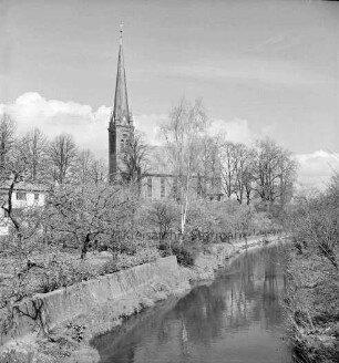Beste: Blick von Brücke der Kurparkallee: rechts und links Gärten: hinten Peter-Paul-Kirche