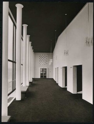Stadttheater (später: Heinz-Hilpert-Theater), Lünen: seitliches Foyer, Parkett links