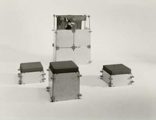 Hocker : Spielmöbelprogramm (1973; Hochschule für Kunst und Design Halle (Burg Giebichenstein)). Ansicht mit Kasperletheater und Hockern