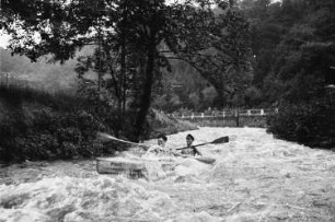 Männer beim Kajakfahren auf einem Fluss