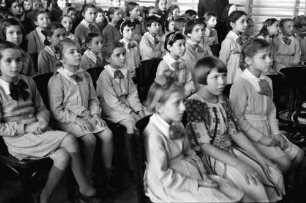 Bukarest: Casa Maresalului, Kinderpublikum klatschend