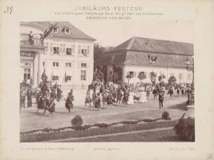 Kostümierte zu Fuß beim Jubiläums-Festzug zum 70. Geburtstag des Großherzogs Friedrich I. von Baden vor dem Karlsruher Schloss