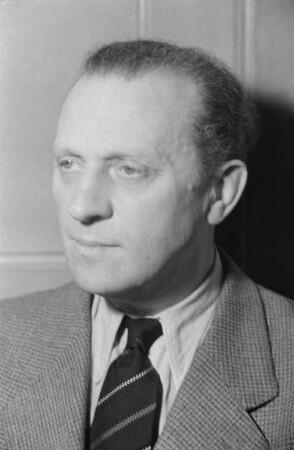 Porträtaufnahmen des Dirigenten Theo Mackeben