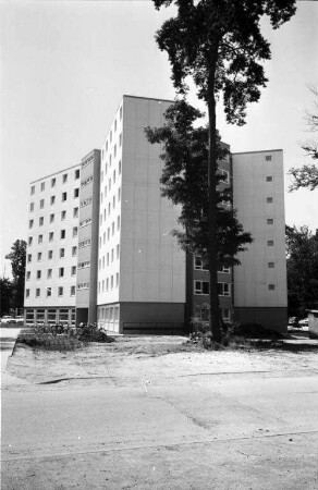 Einweihung des Studentenwohnheims Augustin-Bea-Haus in der Willy-Andreas-Allee 5.
