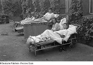 Aufnahmen aus dem Virchow-Krankenhaus in Berlin : Patientinnen im Innenhof des Krankenhauses