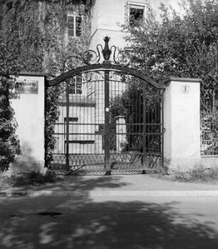 Klagenfurt. Tor mit schmiedeeisernem Gitter