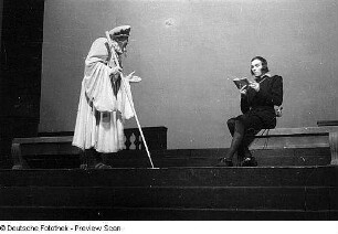 Szenenbilder aus dem Stück "Hamlet" von William Shakespeare am Deutschen Theater Berlin : Szene mit Paul Wegener als Polonius (links) und Horst Caspar als Hamlet (rechts)