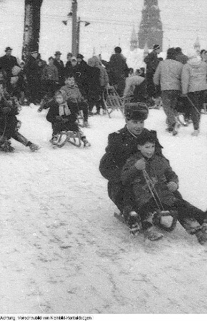 Winter in Dresden, Katzen im Schnee, Treibeis auf der Elbe, Schneetreiben am Postplatz, Frau beim Streuen des Gehweges, Pioniere beim Wintersport: Rodeln, Eislaufen, Eisstockschießen, 1959 - 1963