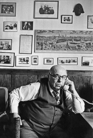 Der Strafverteidiger und Schriftsteller Friedrich-Karl Kaul telefonierend in seinem Büro in Berlin-Mitte
