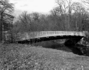 Dresden-Altstadt. Großer Garten (1683, J. F. Karcher; 1873-1895, K. F. Bouché). Brücke (um 1885) über den Carolasee (1881-1882)