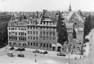 Blick vom Turm des Alten Rathauses auf die Nordseite vom Markt mit zerstörter "Alter Waage"