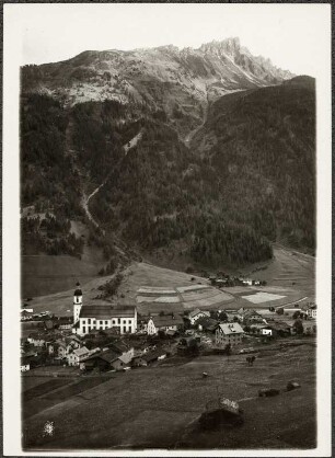 Österreich, Neustift im Stubaital. Blick über Neustift mit Pfarrkirche Neustift im Stubaital