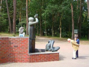 Worpswede - Bacchus Brunnen : Betrachter stehen vor dem Bacchus-Brunnen von Waldemar Otto. Aufgenommen im Künstlerdorf Worpswede am 3. August 2011