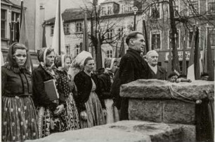 Kurt Krenz, Vorsitzender der Domowina, spricht zum Abschluss des III. Bundeskongresses der Domowina auf dem Platz der Roten Armee (Kornmarkt) : Kurt Krjeńc rěči na Naměsće Čerwjeneje armeje (Žitnych wikach) k zakónčenju III. Zwjazkowym kongresu Domowiny w Budyšinje : Bautzen / Budyšin