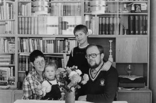 Familie M.-C. (Ingenieurin für Feinwerktechnik, Diplomingenieur für Betriebsgestaltung) im Wohnzimmer