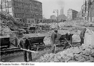 Dresden. Arbeiter beladen an der Schweriner Straße Loren der Trümmerbahn