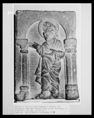Relief aus Ełegnajor mit der Darstellung eines Heiligen.