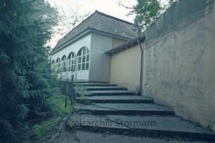 Badeanstalt an der Trave: Eingangsgebäude: Seitenansicht mit Treppenabgang zum Fluss