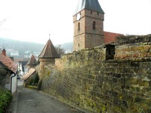 Ansicht von Nordosten mit Kirche über Kirchhofmauer und Rundturm im Nordosten