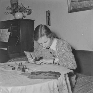 Christel Heine, Tochter des Fotografen, bei den Hausaufgaben